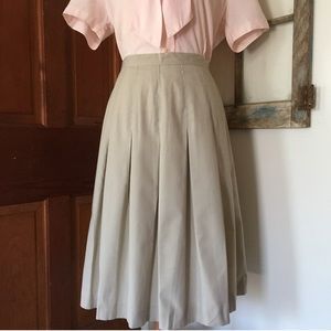 SALE ☀️ Vintage tan pleated skirt